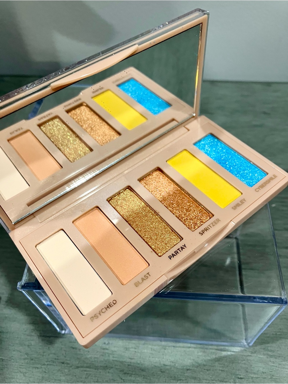 Urban Decay Smiley Naked Mucho Happy Eyeshadow Palette
